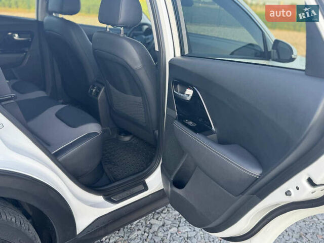 Белый Киа Niro, объемом двигателя 0 л и пробегом 112 тыс. км за 19800 $, фото 10 на Automoto.ua