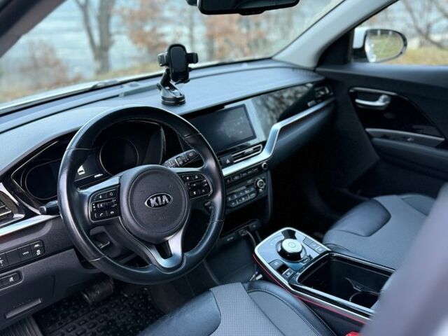 Білий Кіа Niro, об'ємом двигуна 0 л та пробігом 68 тис. км за 21400 $, фото 5 на Automoto.ua