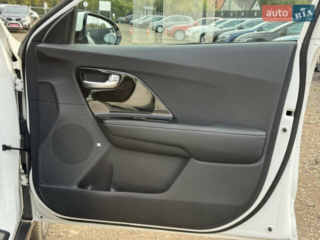 Білий Кіа Niro, об'ємом двигуна 0 л та пробігом 82 тис. км за 23266 $, фото 45 на Automoto.ua