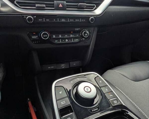 Білий Кіа Niro, об'ємом двигуна 0 л та пробігом 50 тис. км за 17300 $, фото 10 на Automoto.ua