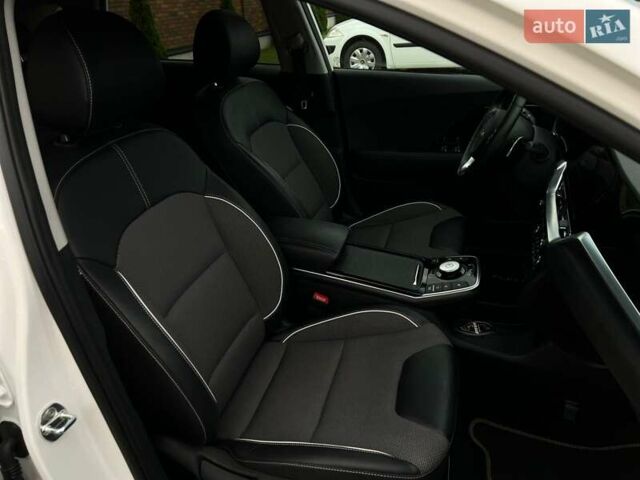 Білий Кіа Niro, об'ємом двигуна 0 л та пробігом 115 тис. км за 17700 $, фото 18 на Automoto.ua