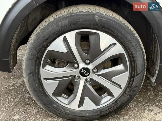 Білий Кіа Niro, об'ємом двигуна 0 л та пробігом 82 тис. км за 23266 $, фото 22 на Automoto.ua