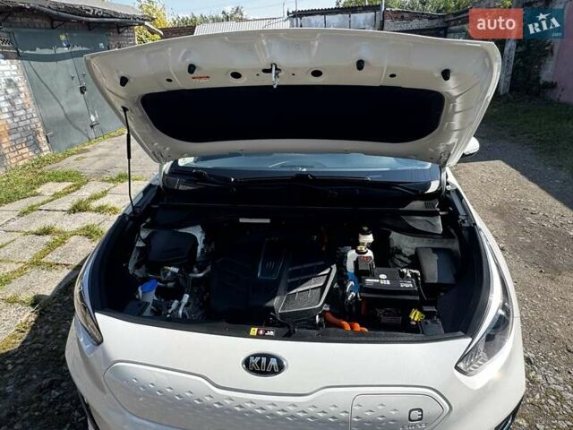 Белый Киа Niro, объемом двигателя 0 л и пробегом 140 тыс. км за 17800 $, фото 73 на Automoto.ua