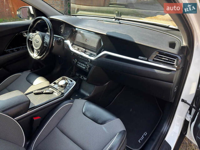 Белый Киа Niro, объемом двигателя 0 л и пробегом 140 тыс. км за 17800 $, фото 69 на Automoto.ua