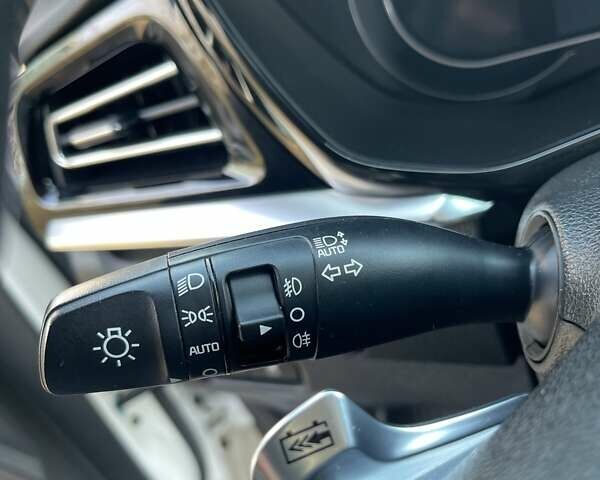 Белый Киа Niro, объемом двигателя 0 л и пробегом 96 тыс. км за 16800 $, фото 48 на Automoto.ua