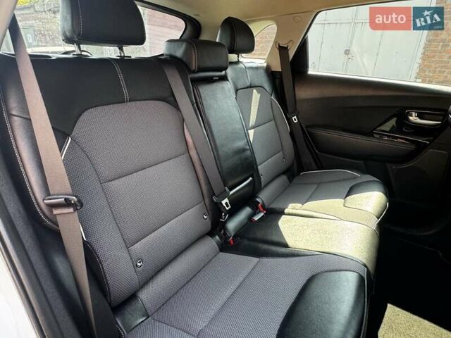 Белый Киа Niro, объемом двигателя 0 л и пробегом 140 тыс. км за 17800 $, фото 55 на Automoto.ua