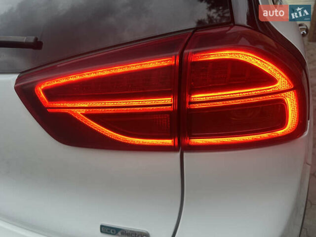 Белый Киа Niro, объемом двигателя 0 л и пробегом 122 тыс. км за 17999 $, фото 58 на Automoto.ua