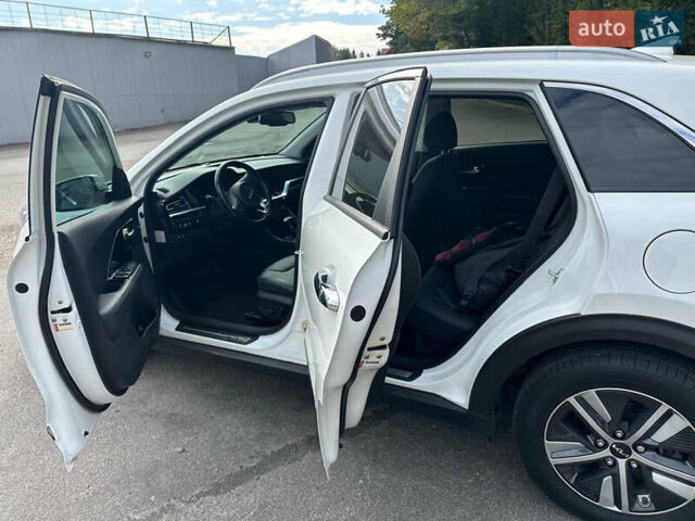 Белый Киа Niro, объемом двигателя 1.6 л и пробегом 40 тыс. км за 25150 $, фото 9 на Automoto.ua