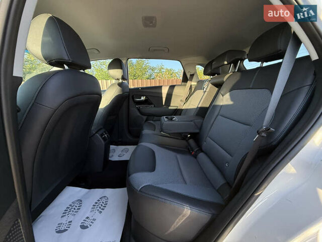 Білий Кіа Niro, об'ємом двигуна 0 л та пробігом 121 тис. км за 18950 $, фото 25 на Automoto.ua