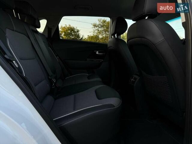 Білий Кіа Niro, об'ємом двигуна 0 л та пробігом 59 тис. км за 23800 $, фото 67 на Automoto.ua