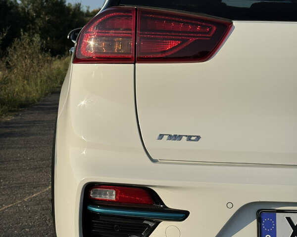 Білий Кіа Niro, об'ємом двигуна 0 л та пробігом 107 тис. км за 20900 $, фото 64 на Automoto.ua