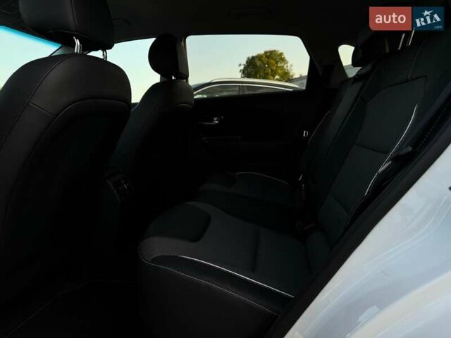 Білий Кіа Niro, об'ємом двигуна 0 л та пробігом 59 тис. км за 23800 $, фото 61 на Automoto.ua