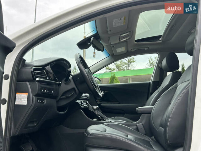 Белый Киа Niro, объемом двигателя 1.58 л и пробегом 54 тыс. км за 22900 $, фото 30 на Automoto.ua