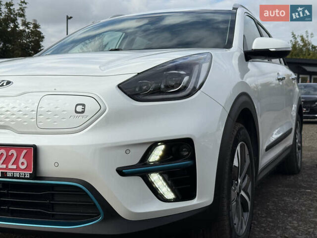 Білий Кіа Niro, об'ємом двигуна 0 л та пробігом 82 тис. км за 23266 $, фото 10 на Automoto.ua