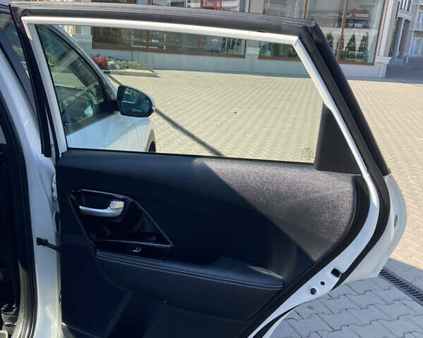 Білий Кіа Niro, об'ємом двигуна 0 л та пробігом 147 тис. км за 18200 $, фото 11 на Automoto.ua