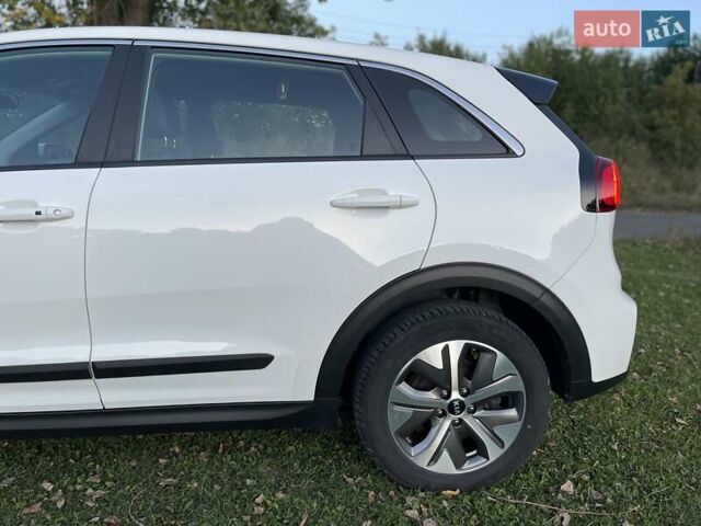 Белый Киа Niro, объемом двигателя 0 л и пробегом 95 тыс. км за 16500 $, фото 4 на Automoto.ua