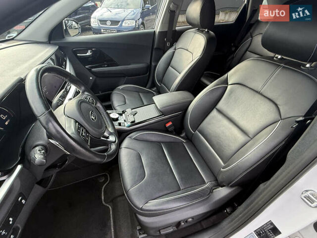 Білий Кіа Niro, об'ємом двигуна 0 л та пробігом 82 тис. км за 23266 $, фото 26 на Automoto.ua