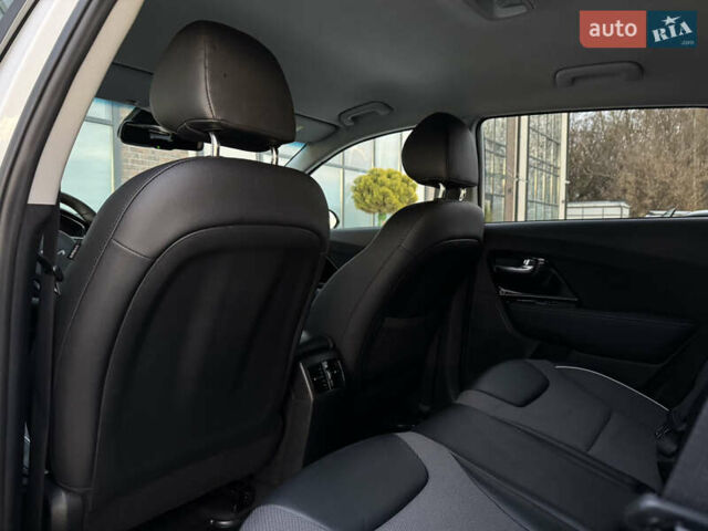 Белый Киа Niro, объемом двигателя 0 л и пробегом 113 тыс. км за 17800 $, фото 57 на Automoto.ua