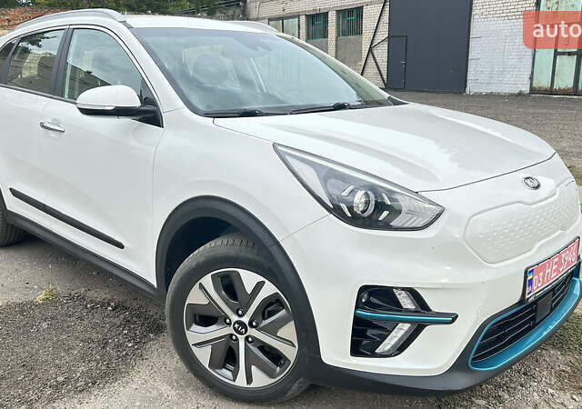 Белый Киа Niro, объемом двигателя 0 л и пробегом 141 тыс. км за 19300 $, фото 2 на Automoto.ua