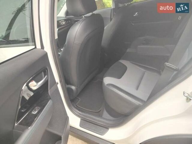Білий Кіа Niro, об'ємом двигуна 0 л та пробігом 75 тис. км за 19700 $, фото 59 на Automoto.ua