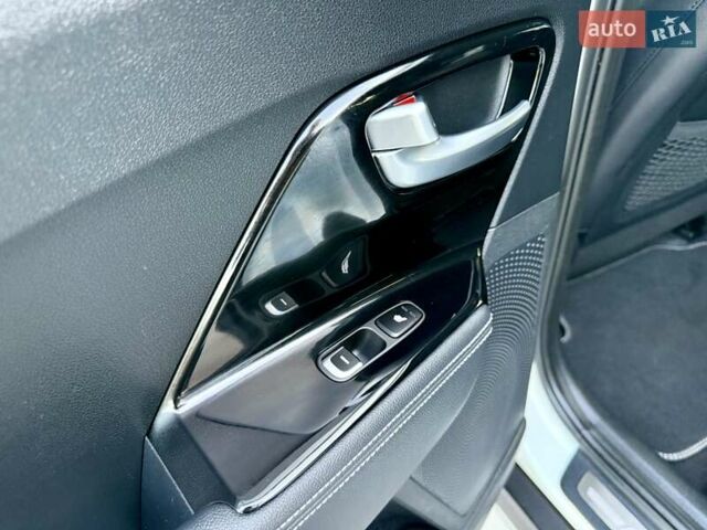 Белый Киа Niro, объемом двигателя 0 л и пробегом 82 тыс. км за 18950 $, фото 101 на Automoto.ua
