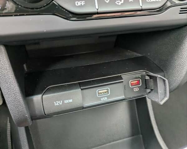 Білий Кіа Niro, об'ємом двигуна 0 л та пробігом 50 тис. км за 17300 $, фото 16 на Automoto.ua