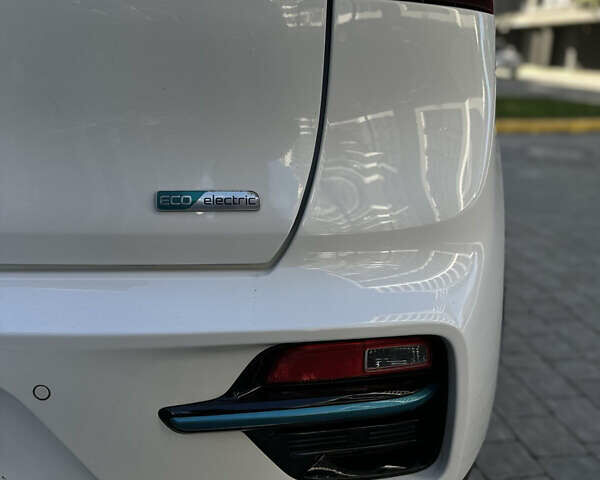 Білий Кіа Niro, об'ємом двигуна 0 л та пробігом 155 тис. км за 18300 $, фото 8 на Automoto.ua