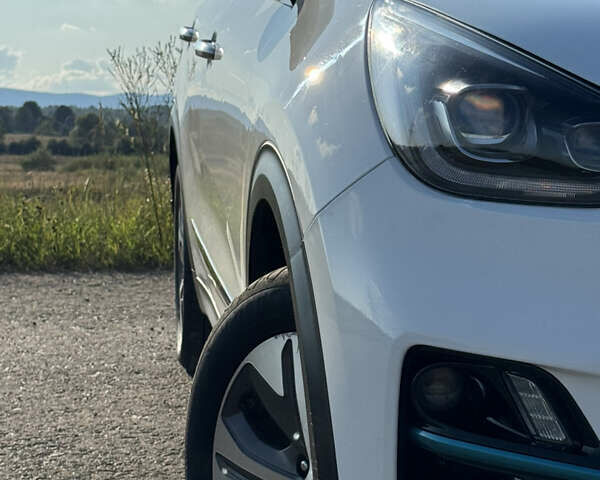 Білий Кіа Niro, об'ємом двигуна 0 л та пробігом 107 тис. км за 20900 $, фото 8 на Automoto.ua