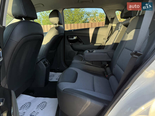 Білий Кіа Niro, об'ємом двигуна 0 л та пробігом 121 тис. км за 18950 $, фото 24 на Automoto.ua