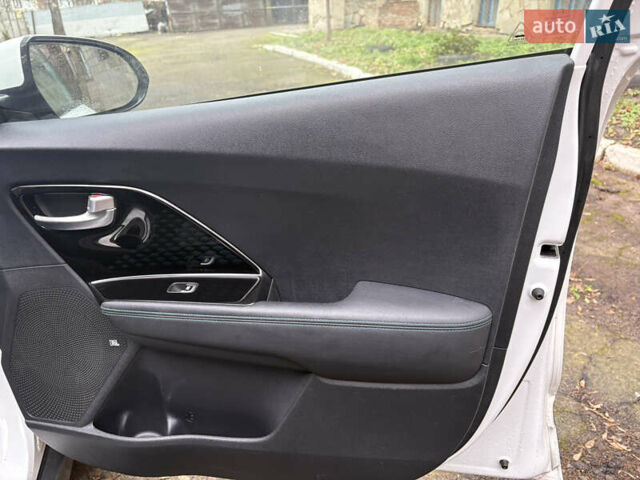 Білий Кіа Niro, об'ємом двигуна 0 л та пробігом 52 тис. км за 20500 $, фото 10 на Automoto.ua