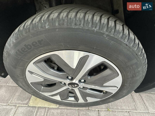 Белый Киа Niro, объемом двигателя 0 л и пробегом 122 тыс. км за 17999 $, фото 47 на Automoto.ua