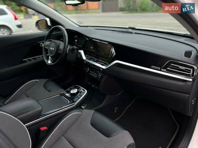 Білий Кіа Niro, об'ємом двигуна 0 л та пробігом 114 тис. км за 18880 $, фото 25 на Automoto.ua