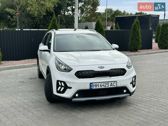 Белый Киа Niro, объемом двигателя 1.58 л и пробегом 54 тыс. км за 22900 $, фото 2 на Automoto.ua
