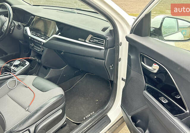 Белый Киа Niro, объемом двигателя 0 л и пробегом 141 тыс. км за 19300 $, фото 10 на Automoto.ua