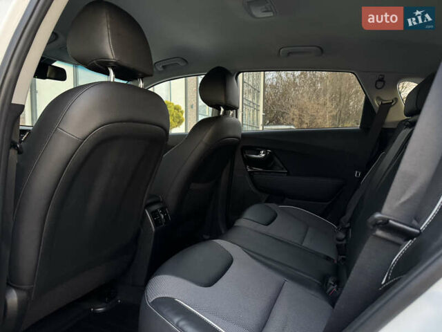 Белый Киа Niro, объемом двигателя 0 л и пробегом 113 тыс. км за 17800 $, фото 58 на Automoto.ua