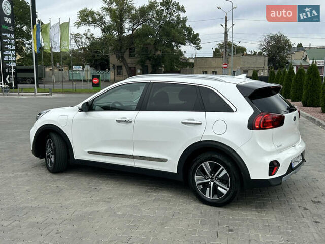 Белый Киа Niro, объемом двигателя 1.58 л и пробегом 54 тыс. км за 22900 $, фото 3 на Automoto.ua