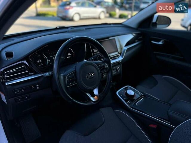 Белый Киа Niro, объемом двигателя 0 л и пробегом 112 тыс. км за 18800 $, фото 13 на Automoto.ua