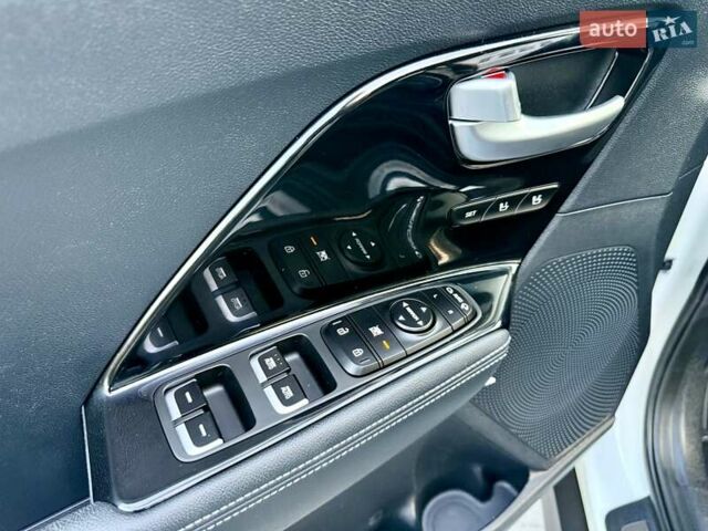Белый Киа Niro, объемом двигателя 0 л и пробегом 82 тыс. км за 18950 $, фото 46 на Automoto.ua