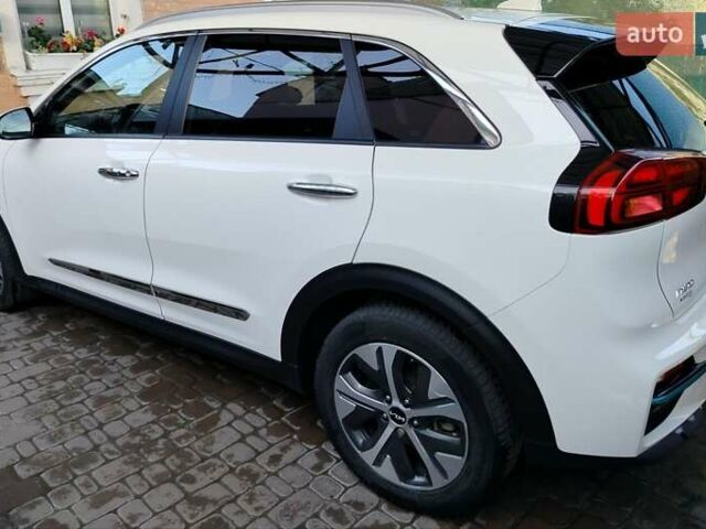 Білий Кіа Niro, об'ємом двигуна 0 л та пробігом 75 тис. км за 19700 $, фото 26 на Automoto.ua