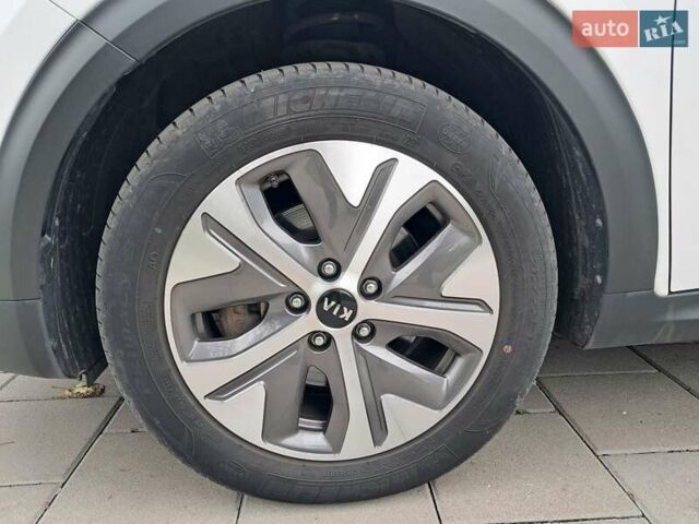 Білий Кіа Niro, об'ємом двигуна 0 л та пробігом 60 тис. км за 22900 $, фото 41 на Automoto.ua
