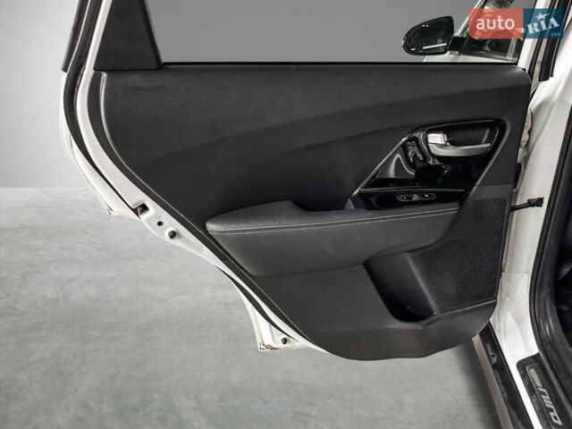 Белый Киа Niro, объемом двигателя 0 л и пробегом 129 тыс. км за 20032 $, фото 11 на Automoto.ua