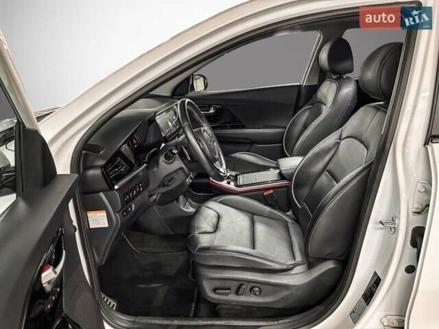 Белый Киа Niro, объемом двигателя 0 л и пробегом 129 тыс. км за 20032 $, фото 12 на Automoto.ua