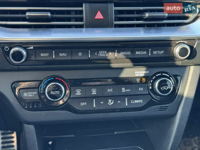 Білий Кіа Niro, об'ємом двигуна 0 л та пробігом 107 тис. км за 20900 $, фото 28 на Automoto.ua