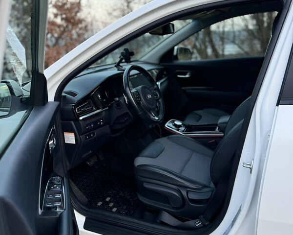 Білий Кіа Niro, об'ємом двигуна 0 л та пробігом 68 тис. км за 21400 $, фото 9 на Automoto.ua