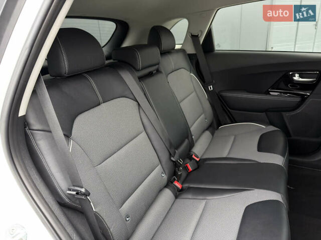 Белый Киа Niro, объемом двигателя 0 л и пробегом 39 тыс. км за 23400 $, фото 64 на Automoto.ua