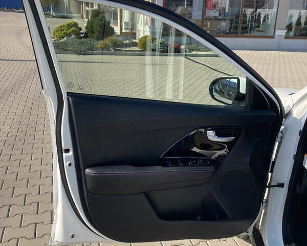 Білий Кіа Niro, об'ємом двигуна 0 л та пробігом 147 тис. км за 18200 $, фото 7 на Automoto.ua