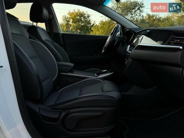 Білий Кіа Niro, об'ємом двигуна 0 л та пробігом 59 тис. км за 23800 $, фото 68 на Automoto.ua