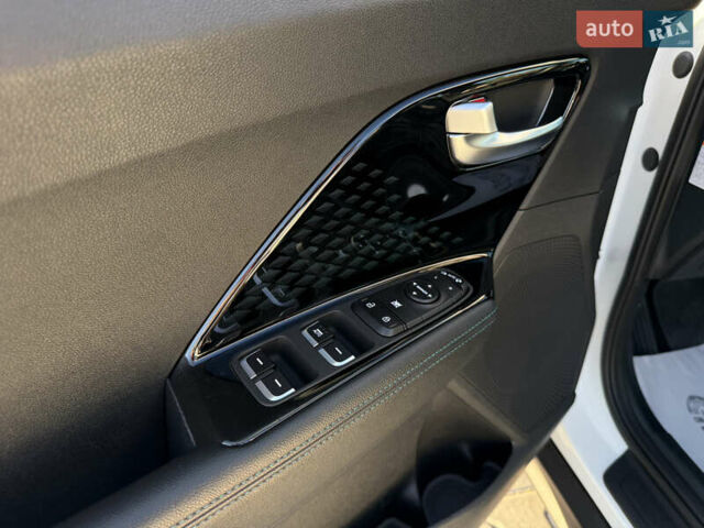 Білий Кіа Niro, об'ємом двигуна 0 л та пробігом 121 тис. км за 18950 $, фото 17 на Automoto.ua