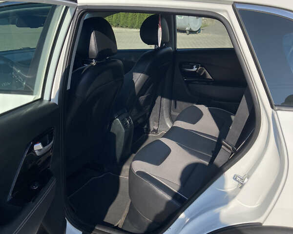 Білий Кіа Niro, об'ємом двигуна 0 л та пробігом 147 тис. км за 18200 $, фото 10 на Automoto.ua