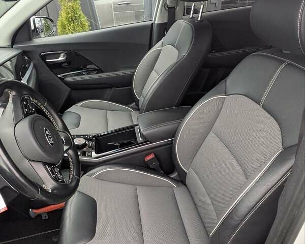 Білий Кіа Niro, об'ємом двигуна 0 л та пробігом 50 тис. км за 17300 $, фото 7 на Automoto.ua